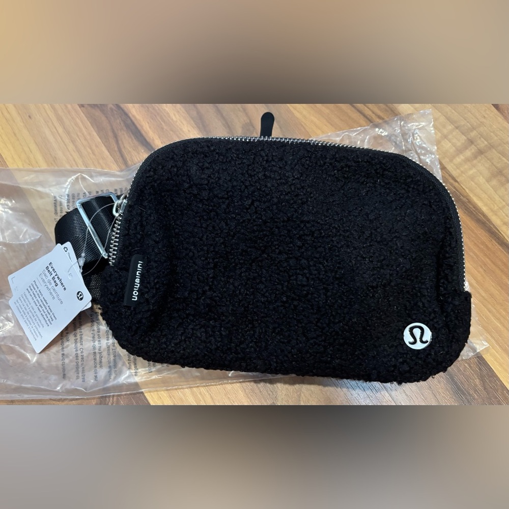 REPLICA / INSPIRED Lulu Black Sherpa everyday belt Bag